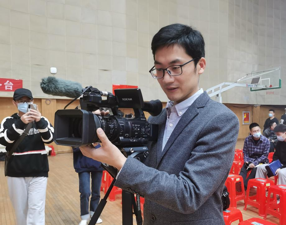 刘畅，商务英语专业2006届毕业生，获得云南大学新闻与传播专业硕士学位，现就职于华北水利水电大学。