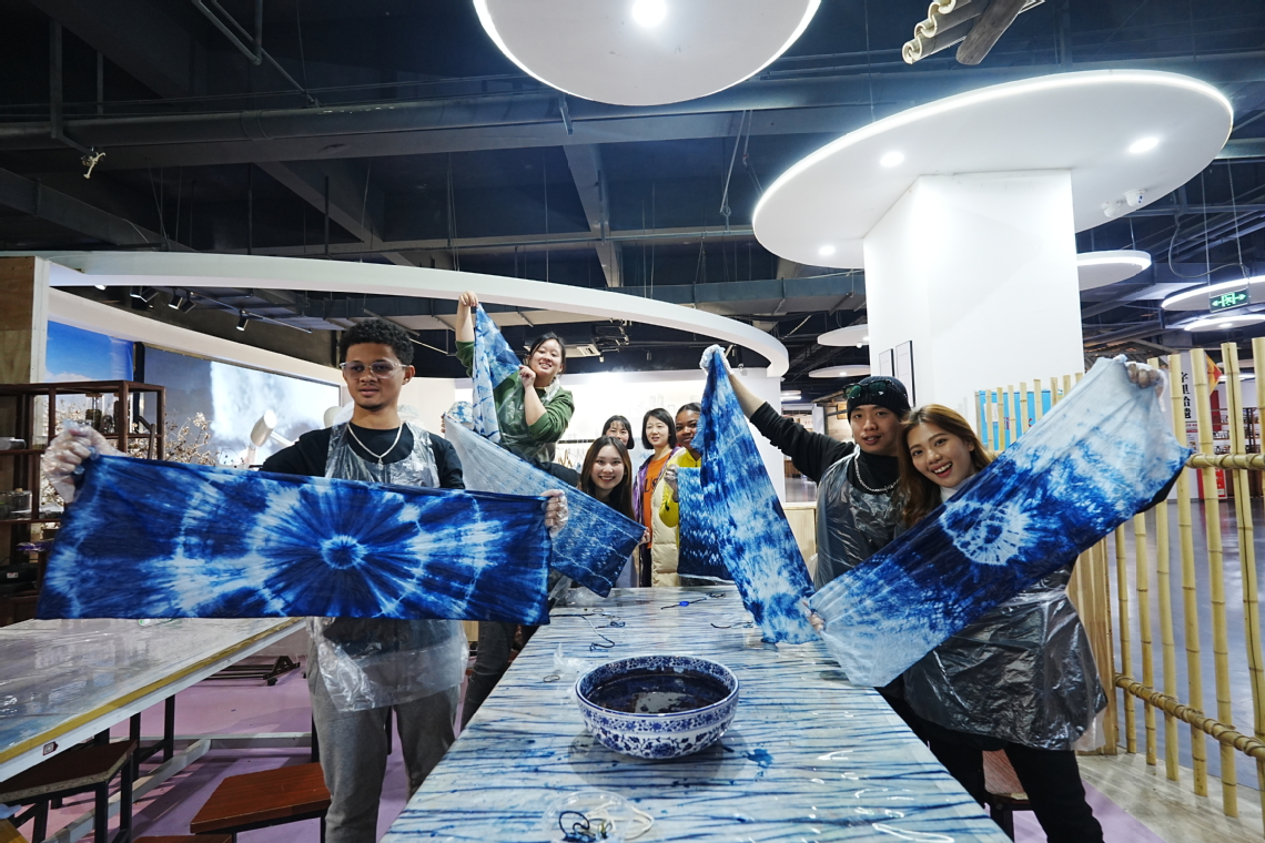 国际学生在湖南雨花非遗馆体验扎染文化