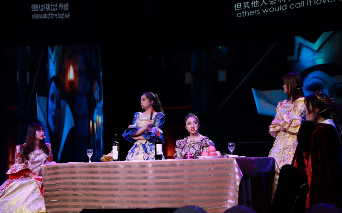 商务英语专业学生表演英语话剧《后妈茶话会》