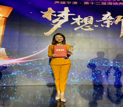 播音与主持专业2018级学生李宜婧从全国5000名选手中脱颖而出